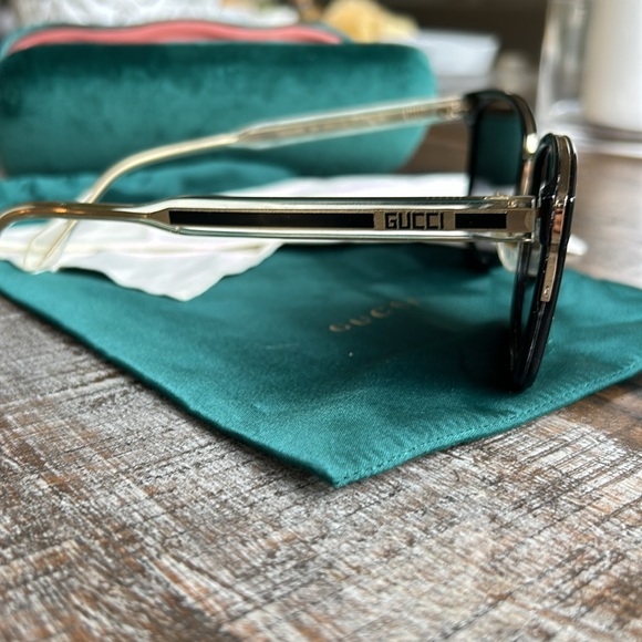 Gucci sunglasses worn once comes with case - Picture 6 of 8